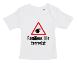 Baby t-shirt Familiens lille terrorist 2020 hvid
