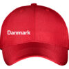 Kasket rød med hvid tekst Danmark front