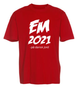 T shirts roed med hvid tekst EM2021 1 scaled e1622099773802